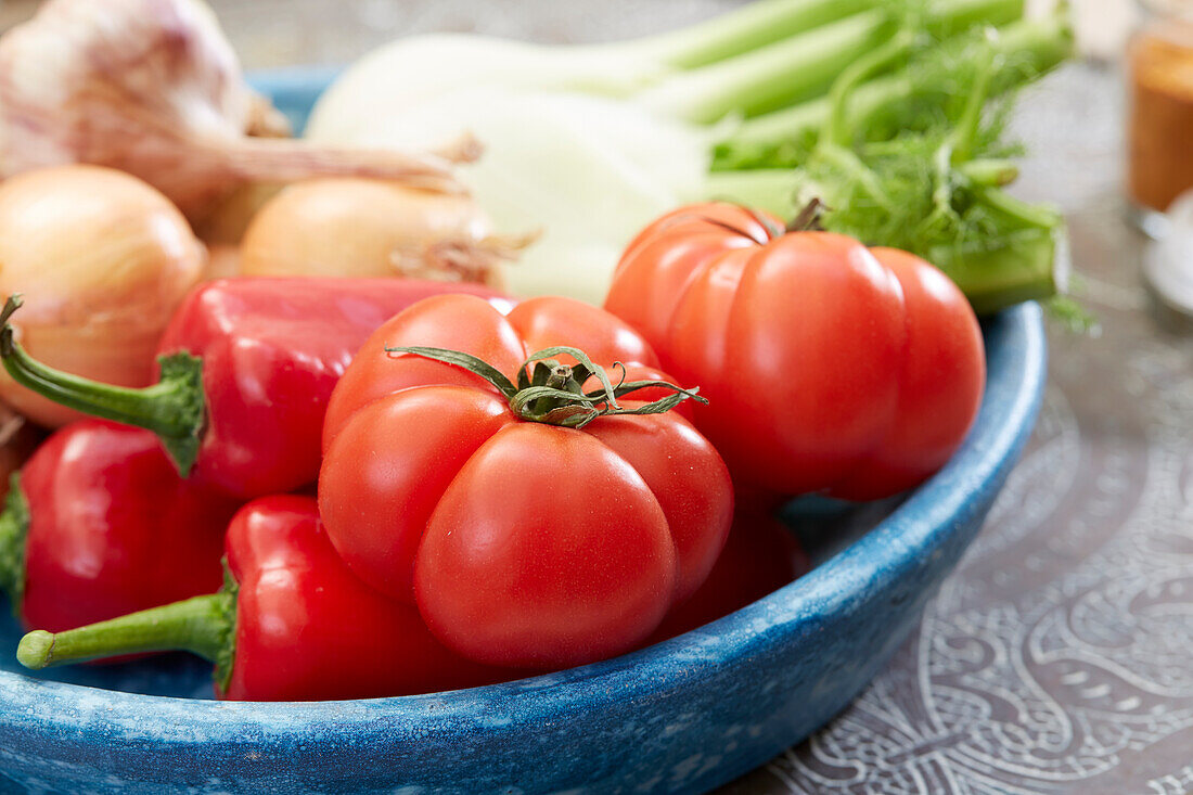 Zwiebeln, Fenchel, Tomaten und Paprika