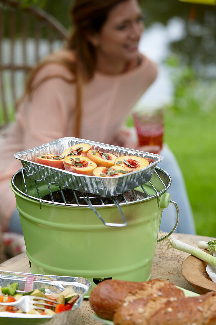 Halbierte Pfirsiche auf Grill