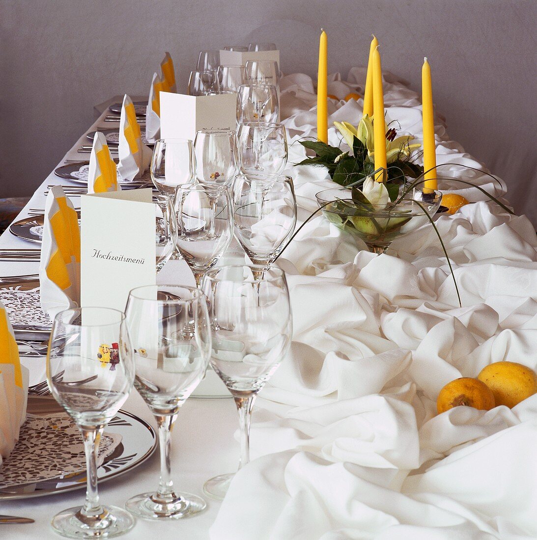 Gedeckte Hochzeitstafel in Weiß- & Gelbtönen