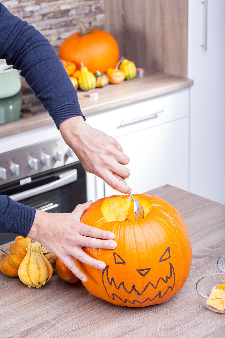 Halloween Kürbis vorbereiten