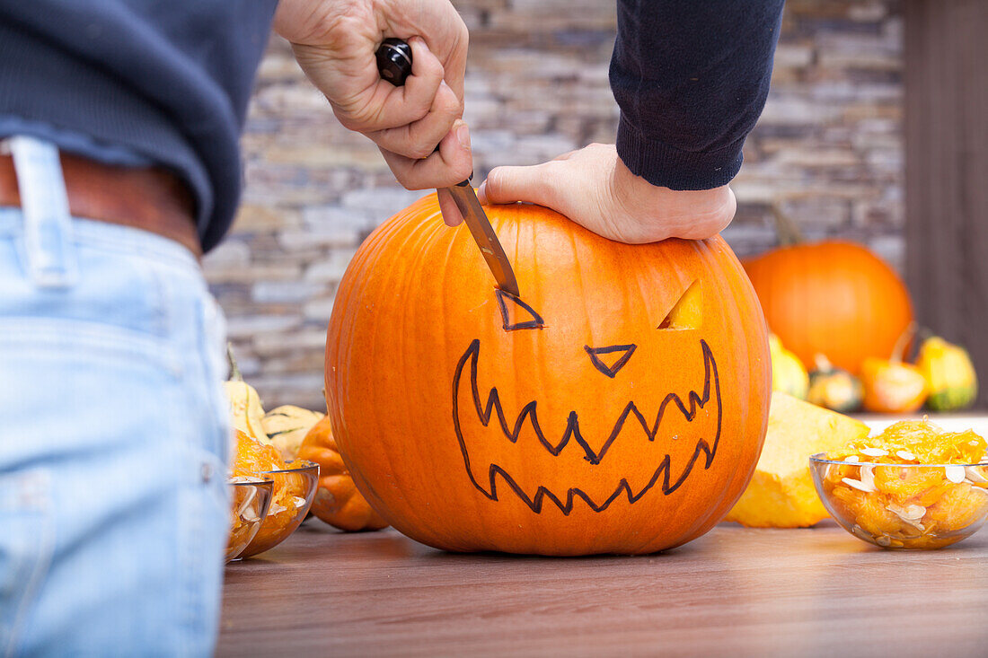 Halloween Kürbis vorbereiten