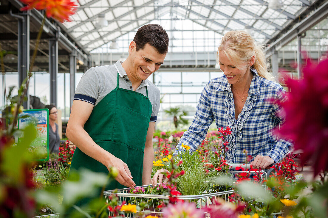 Verkäufer und Kundin im Gartencenter