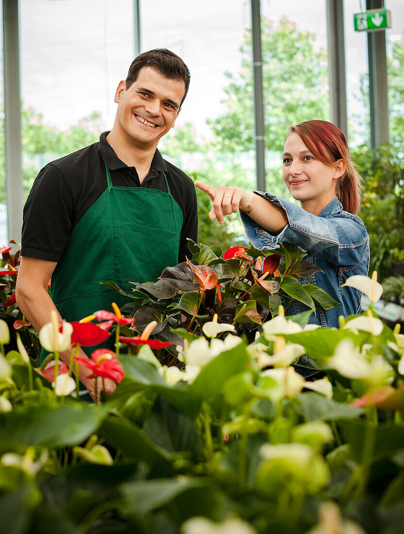 Verkäufer und Kundin im Gartencenter