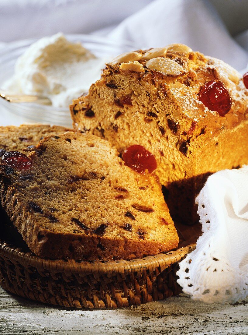 Russischer Honigkuchen mit Früchten