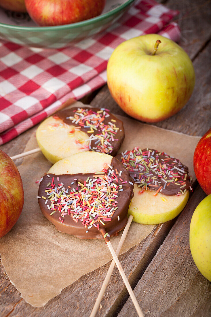 Apple slices with chocolate