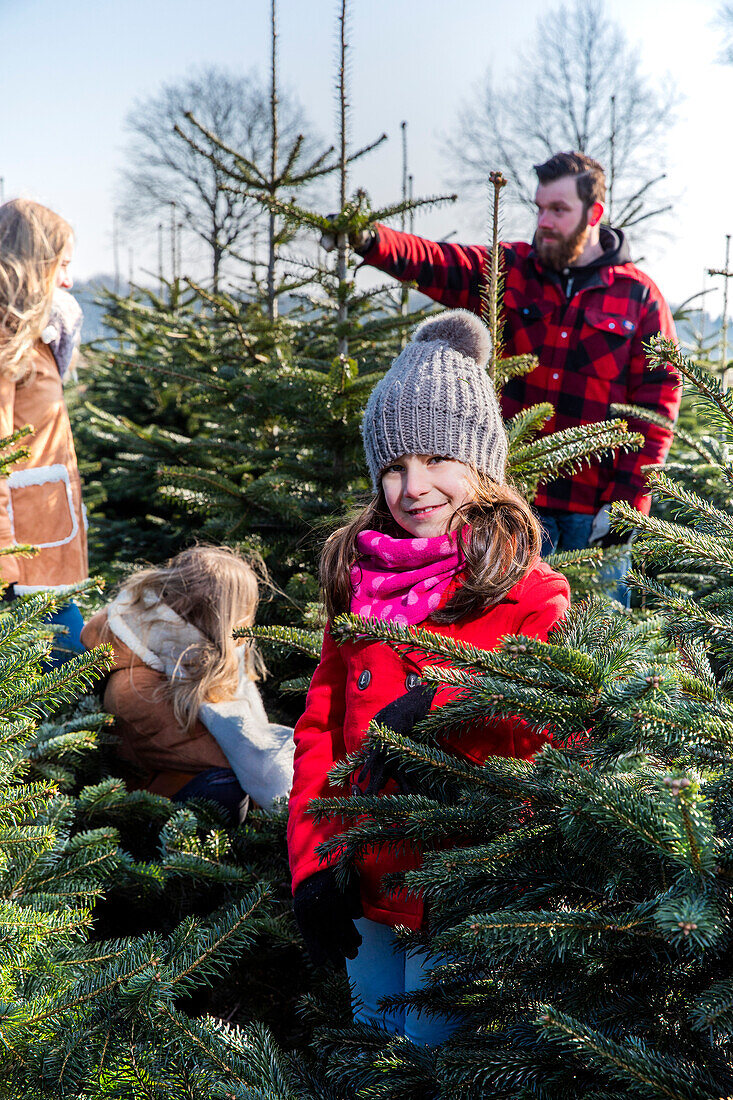 Familiie beim Weihnachtsbaumkauf 
