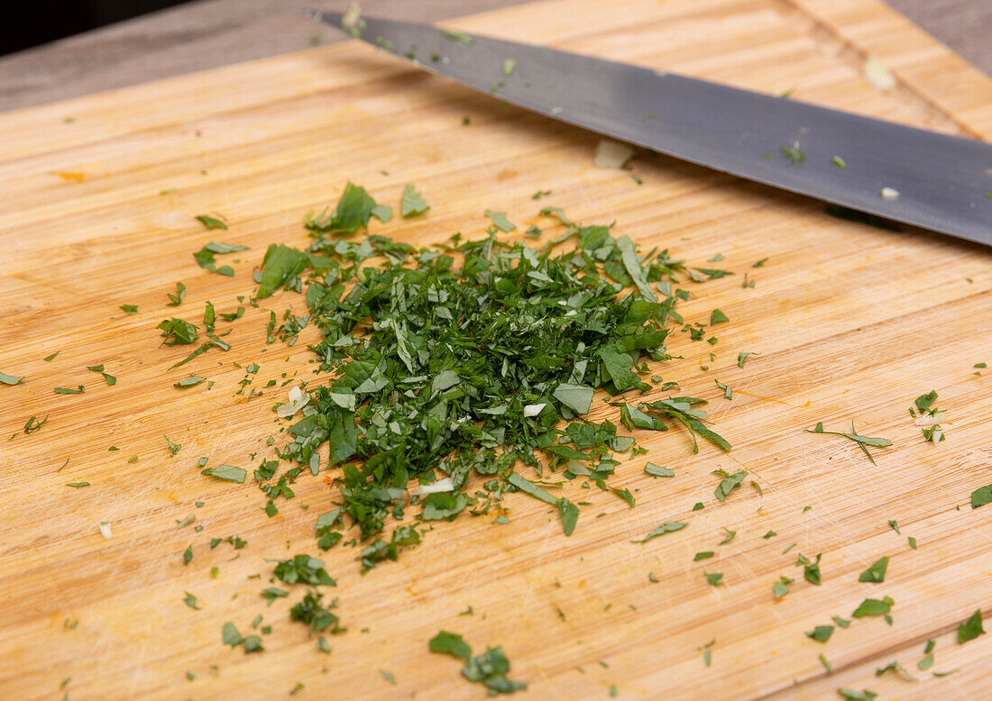 Sliced lemon balm