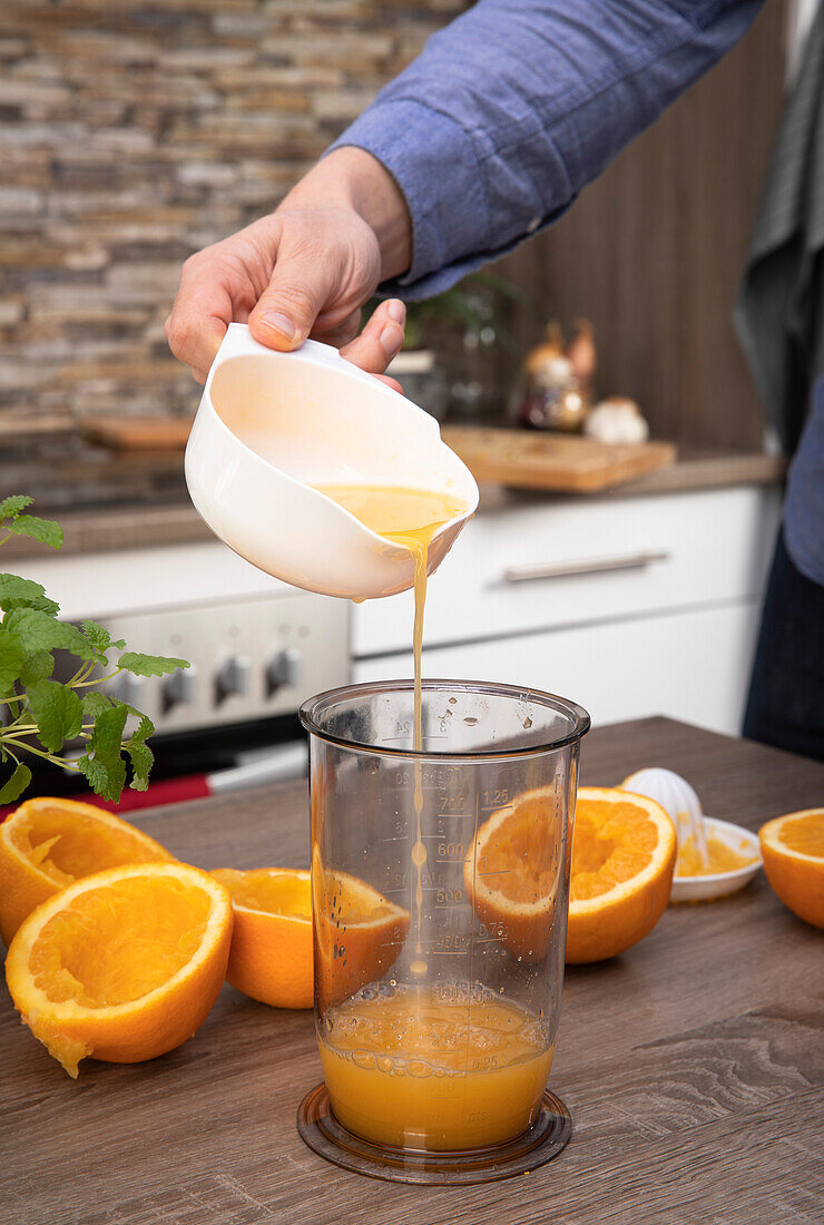 Butter sauce with oranges and lemon balm - pour orange juice into measuring jug