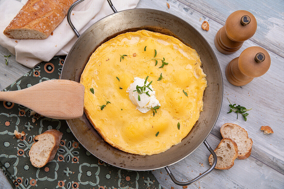 Ziegenkäse-Omelette mit Bohnenkraut