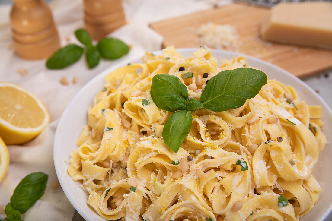 Tagliatelle mit Zitronen-Basilikum-Sauce