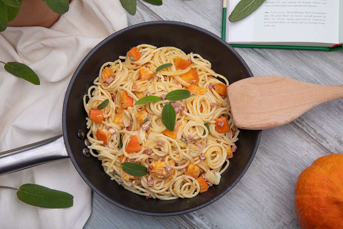 Spaghetti in cremiger Kürbissoße mit Salbei und Speck