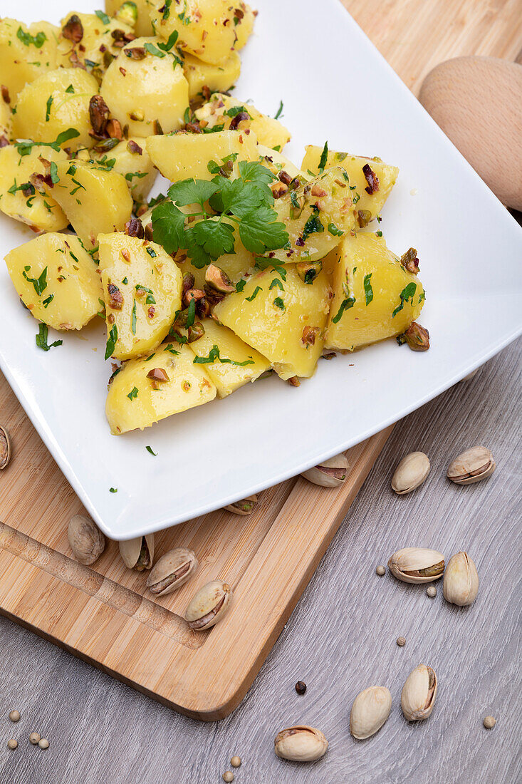 Parsley potatoes with pistachios