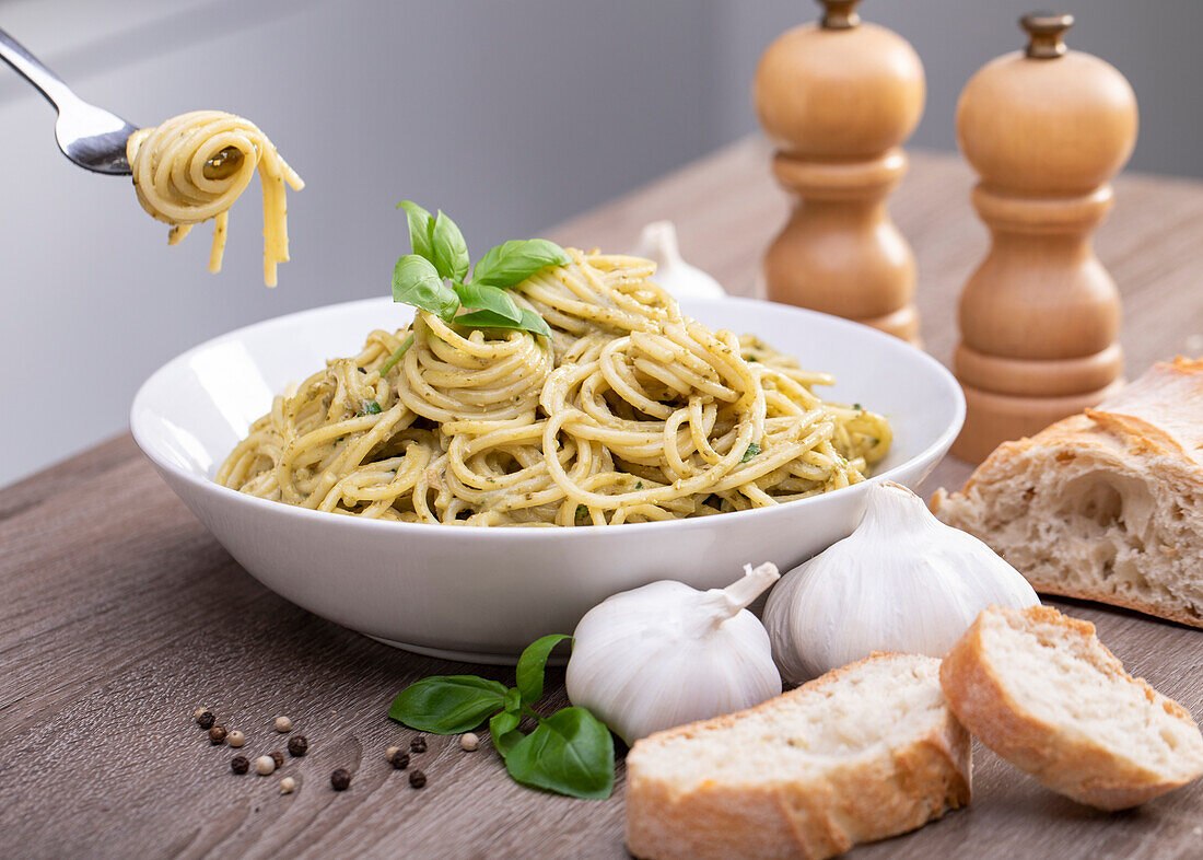 Spaghetti with basil pesto