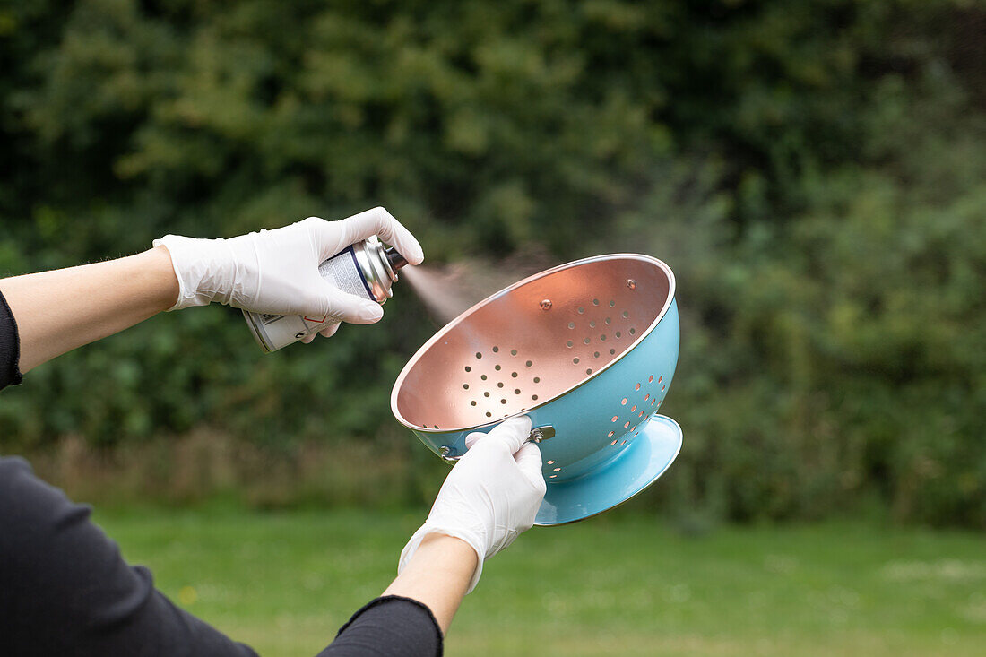 Upcycling - Spray on a sieve