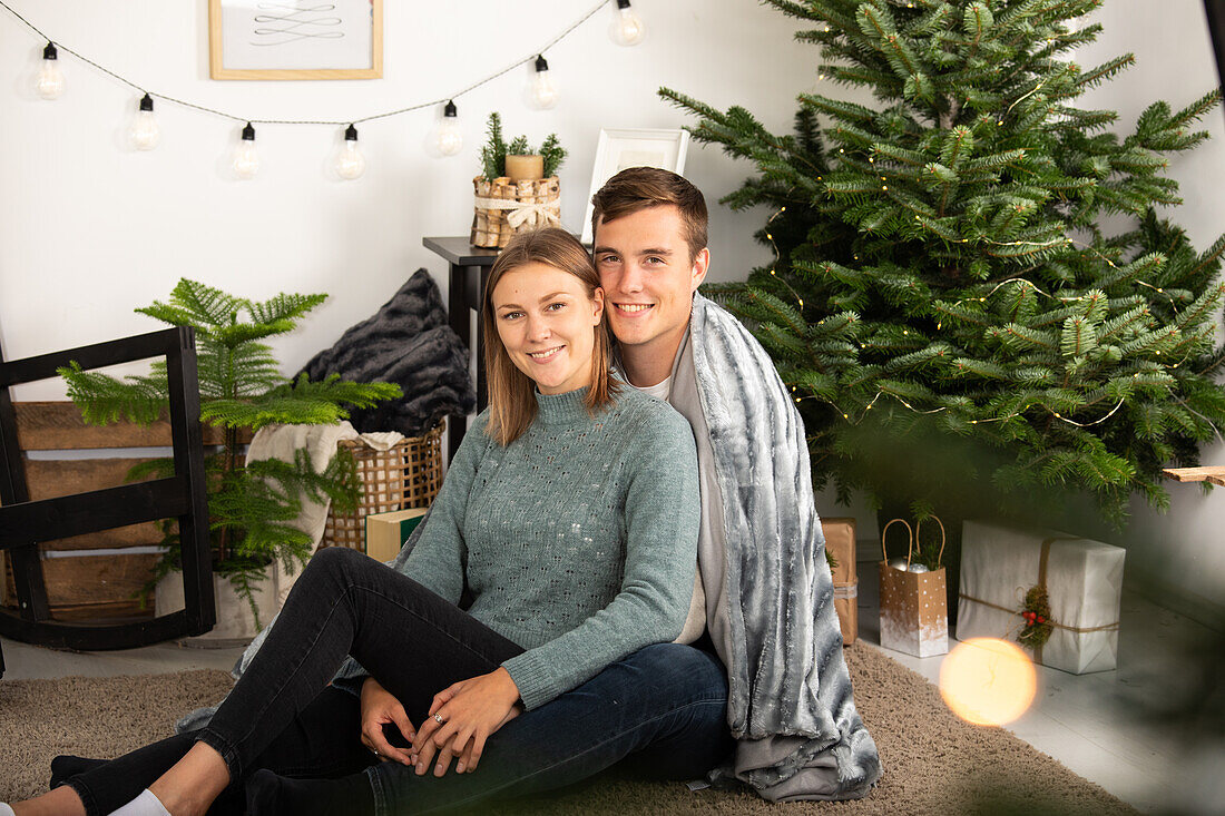 Weihnachten - Paar im Wohnzimmer