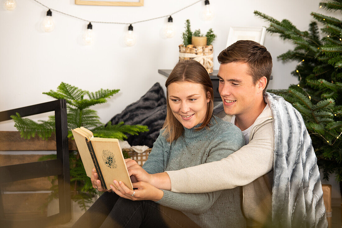 Christmas - Couple reading