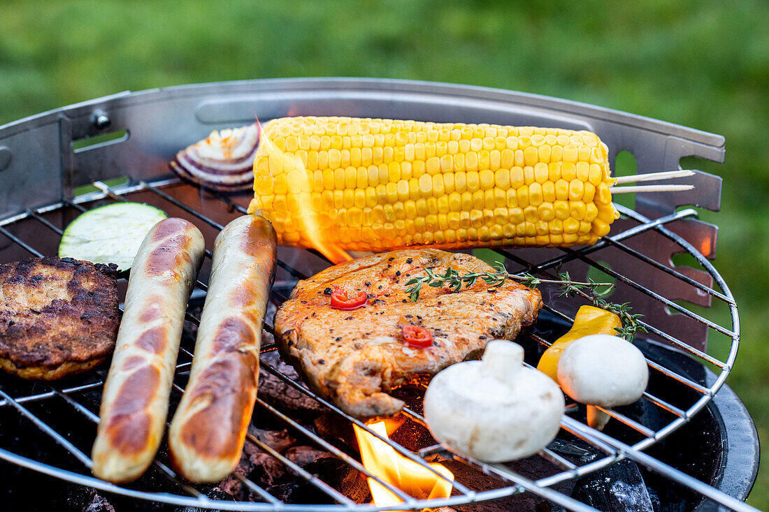 Grillen - Grill mit Lebensmitteln