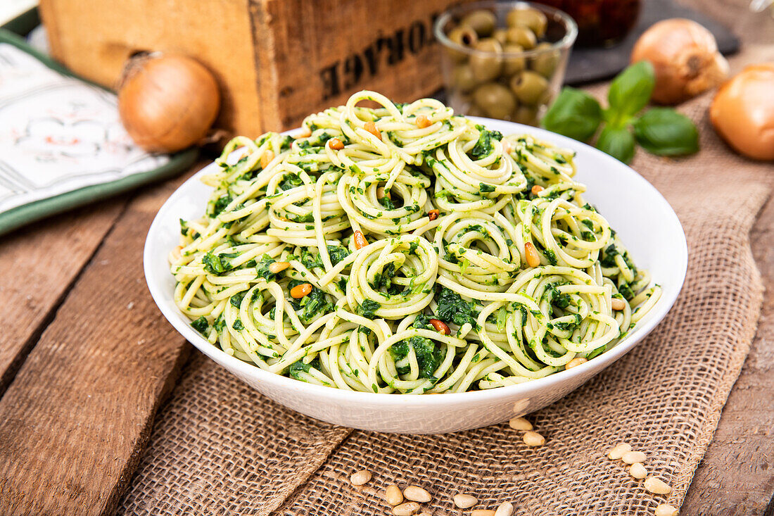 Spaghetti with spinach sauce