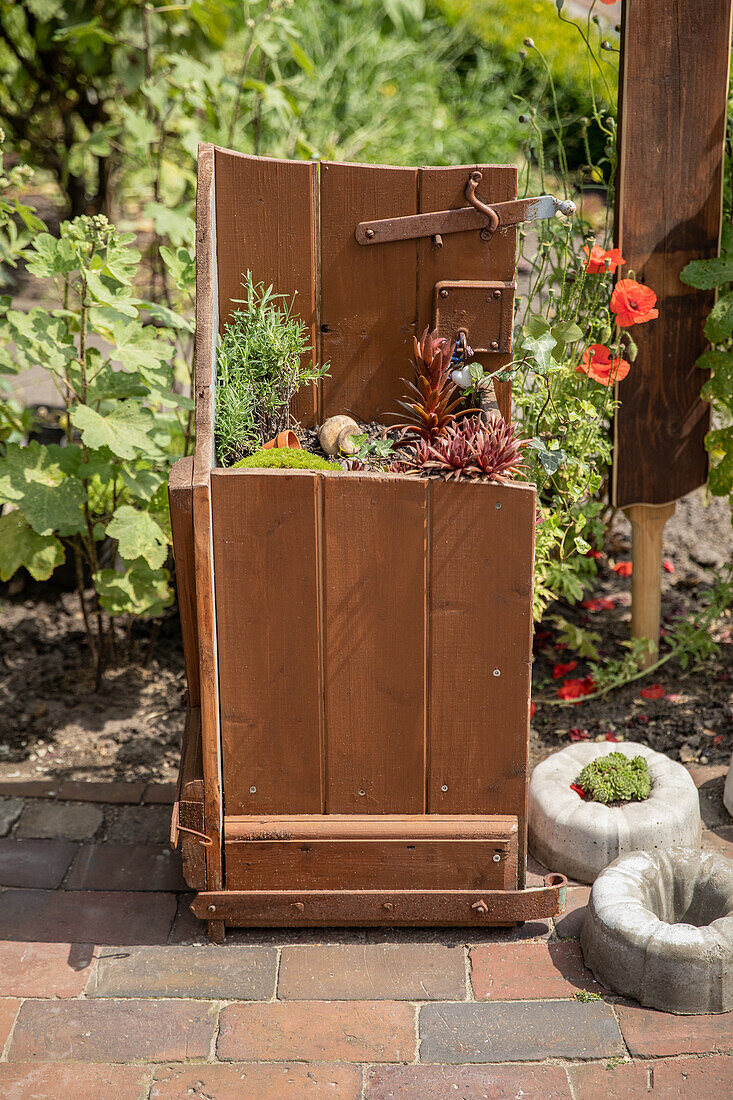 Garden decoration - Planter from door