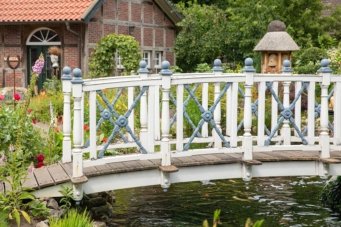 Holzbrücke über Teich