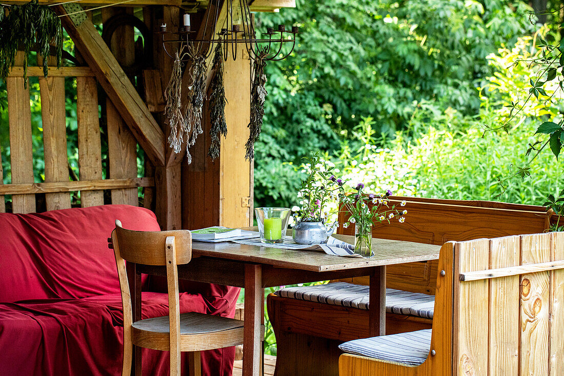 Garden ambience - sitting area with table