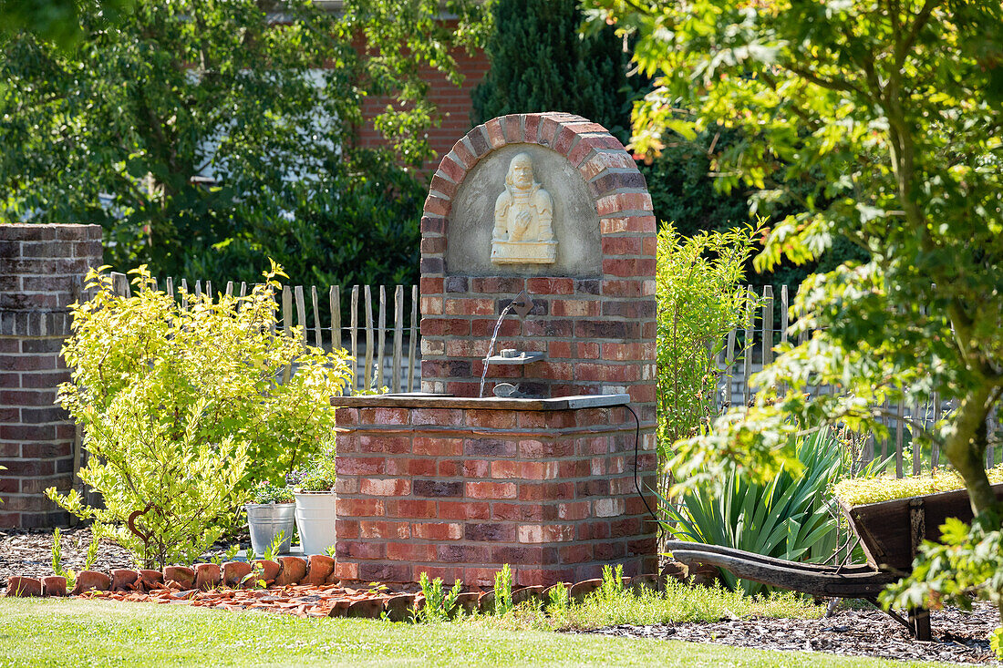 Wasserbrunnen im Garten
