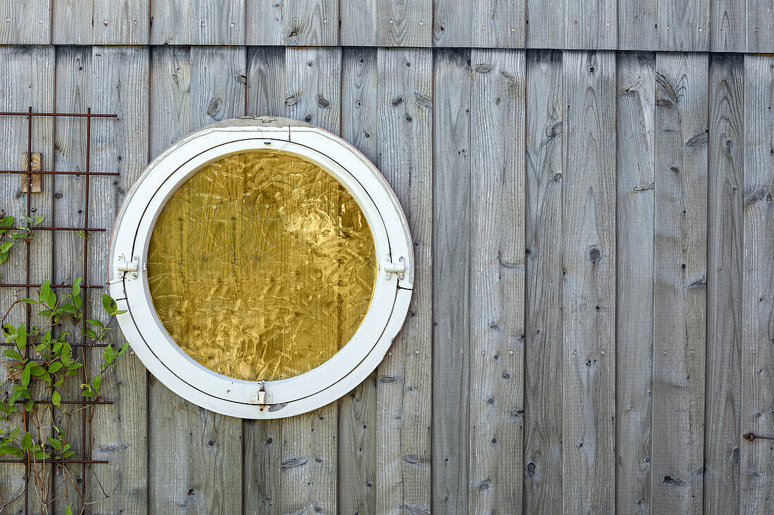 Structure - wood with porthole