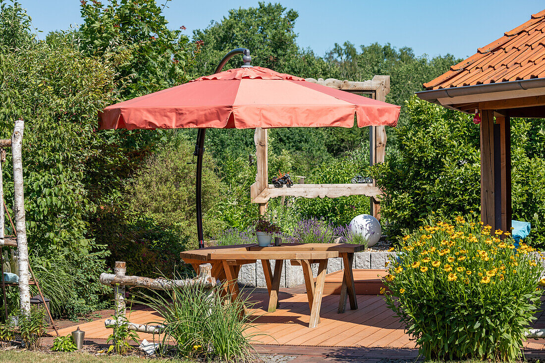 Terrasse mit Sonnenschirm