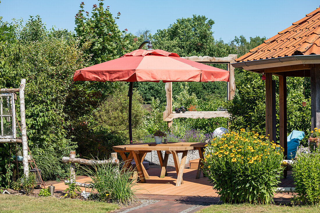 Terrasse mit Sonnenschirm