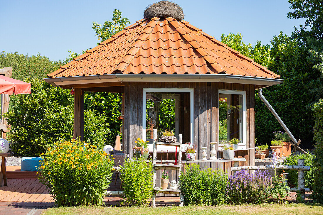 Holzpavillon im Garten