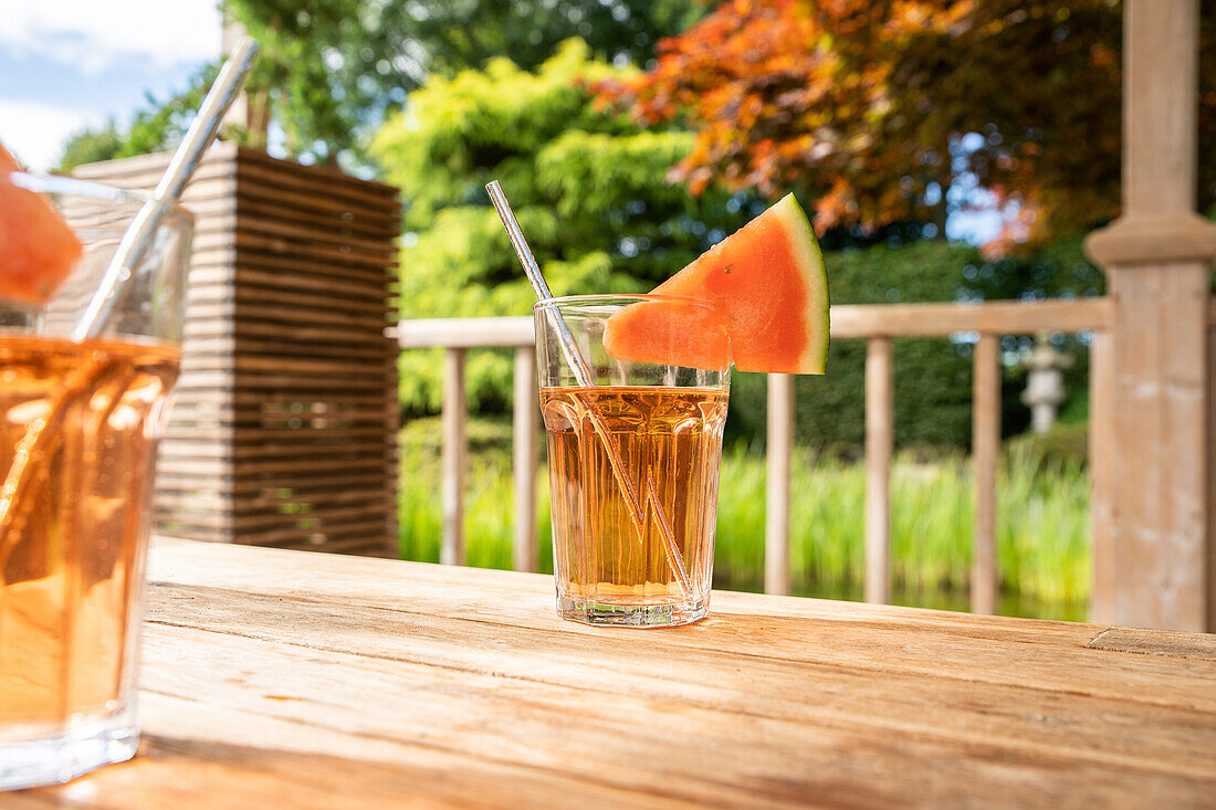 Terrassenmöbel mit Getränken