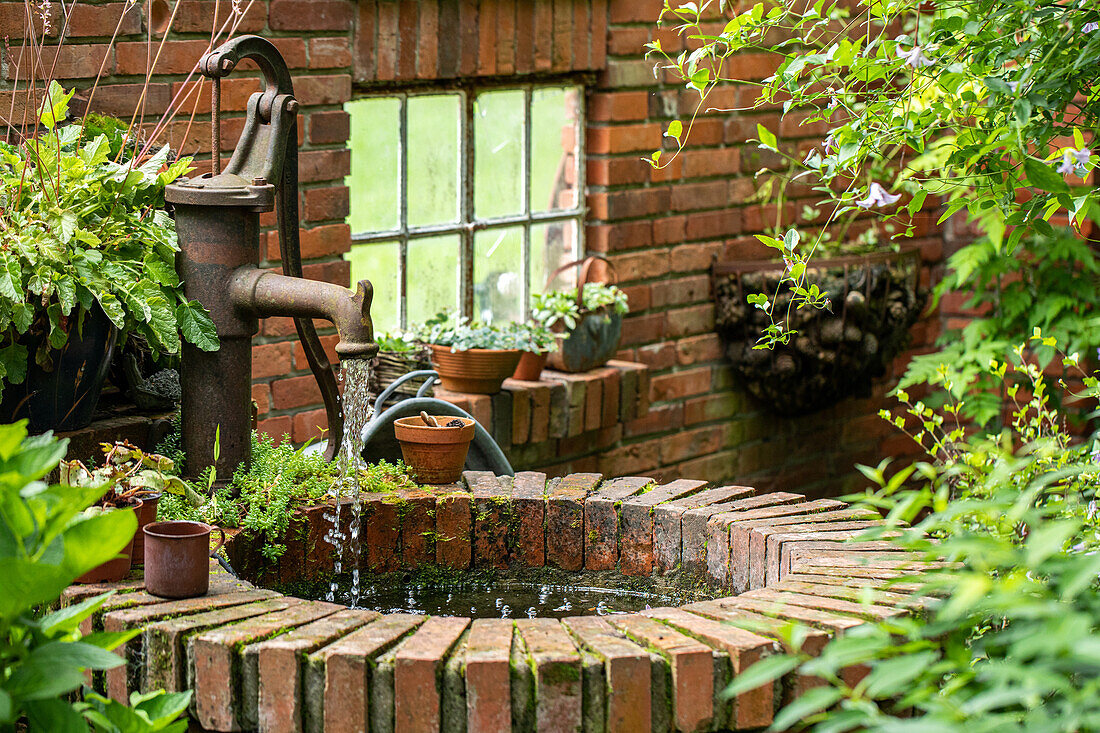 Brunnen mit Wasserpumpe