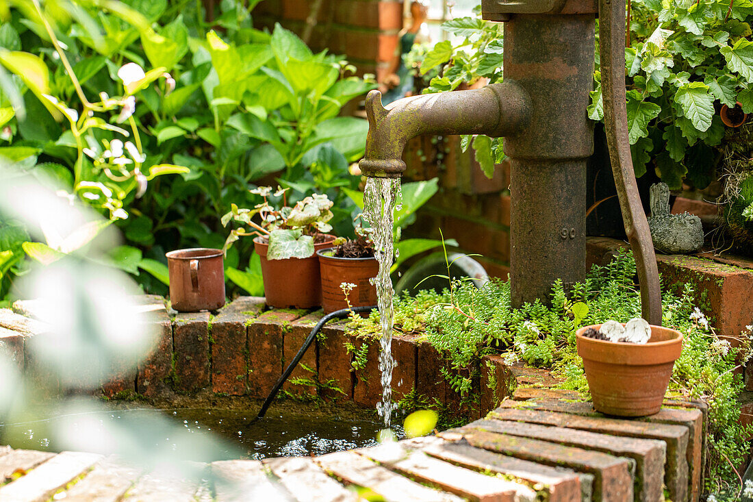 Brunnen mit Wasserpumpe