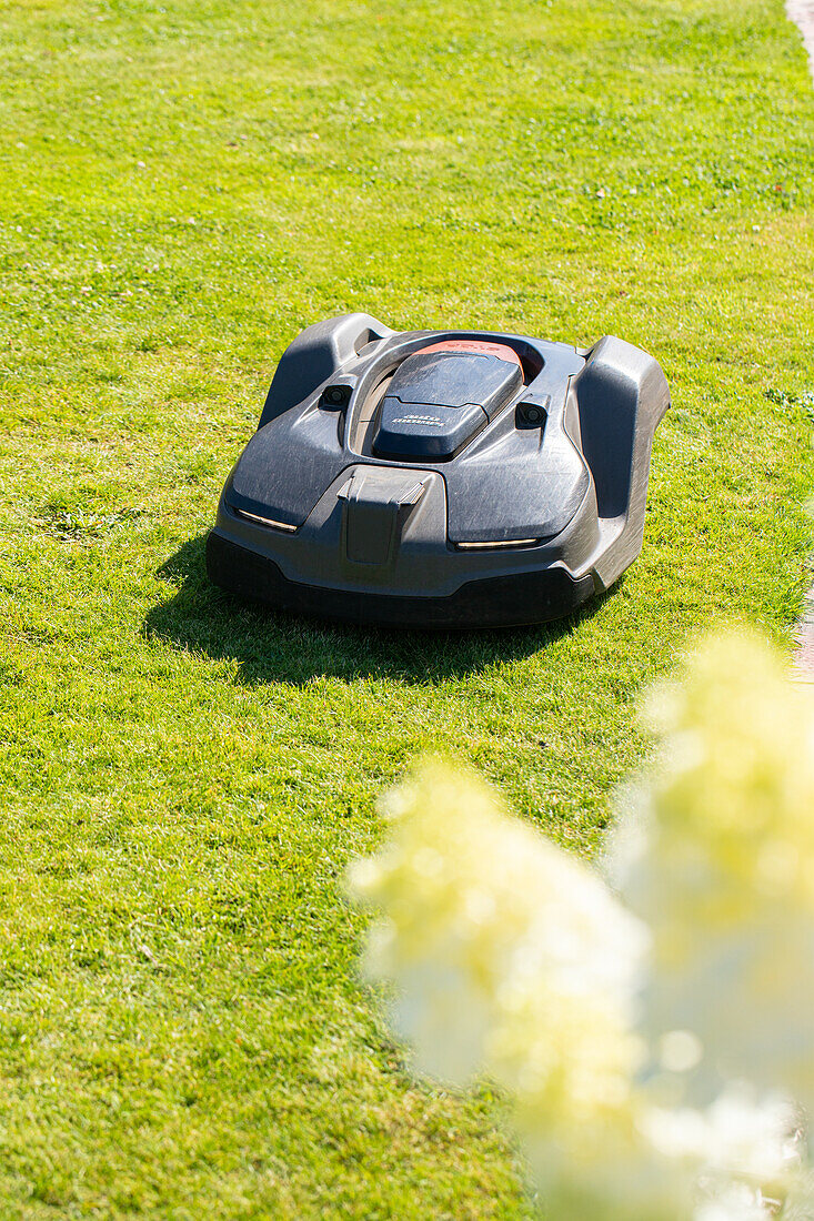 Lawn mowing robot