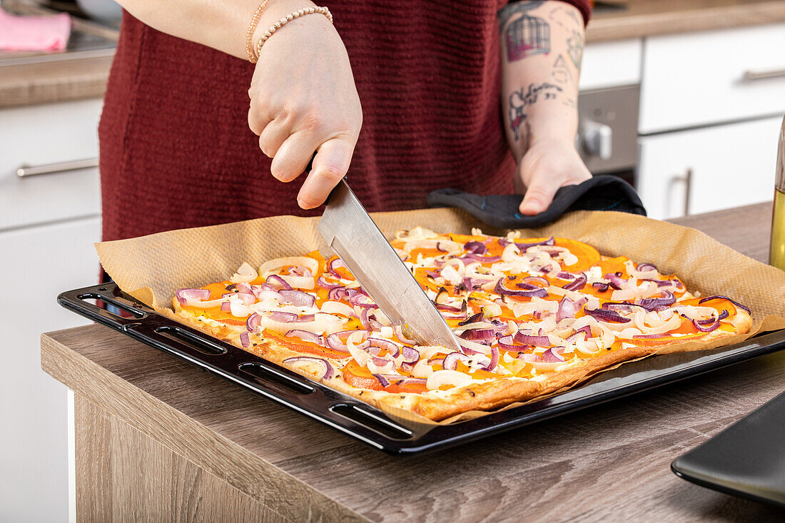 Kürbispizza - Pizza schneiden