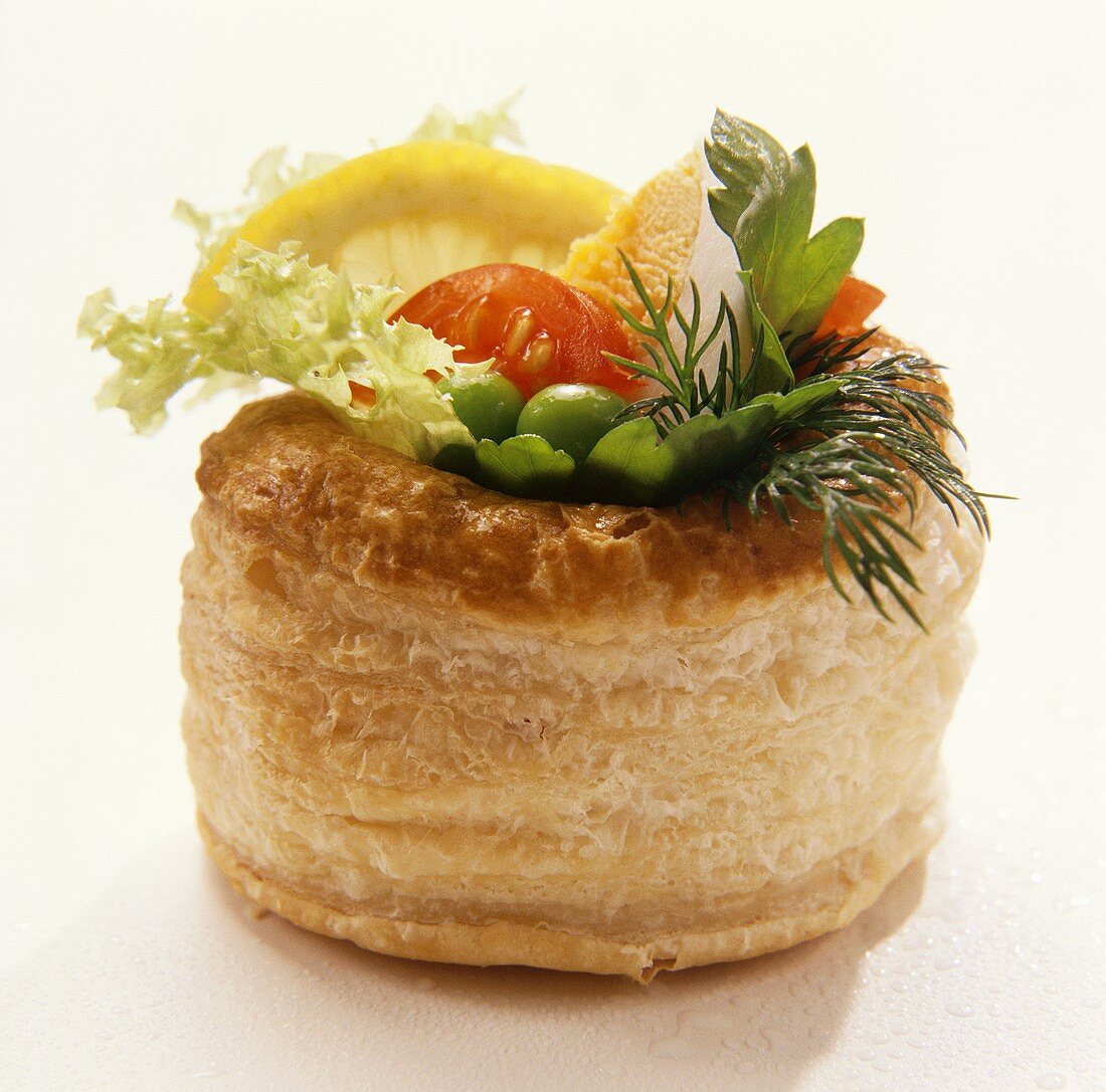 Filled pastry with lettuce and hard-boiled egg