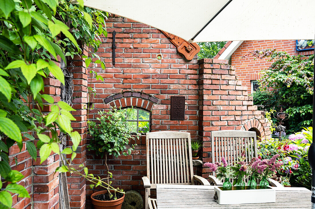 Terrasse mit Mauer