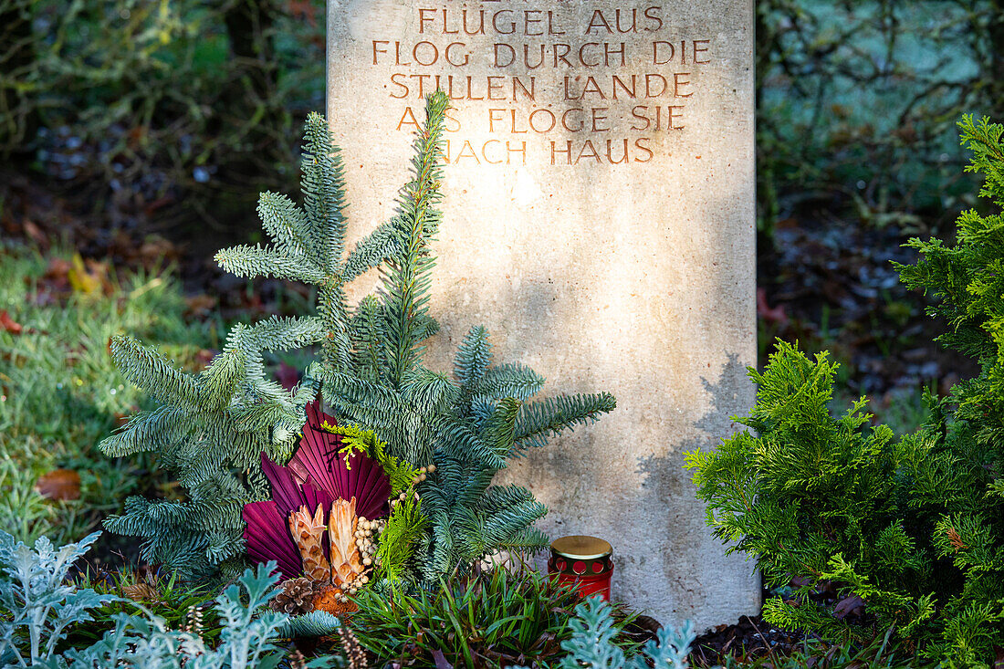 Grave design - Gravestone and flower arrangement