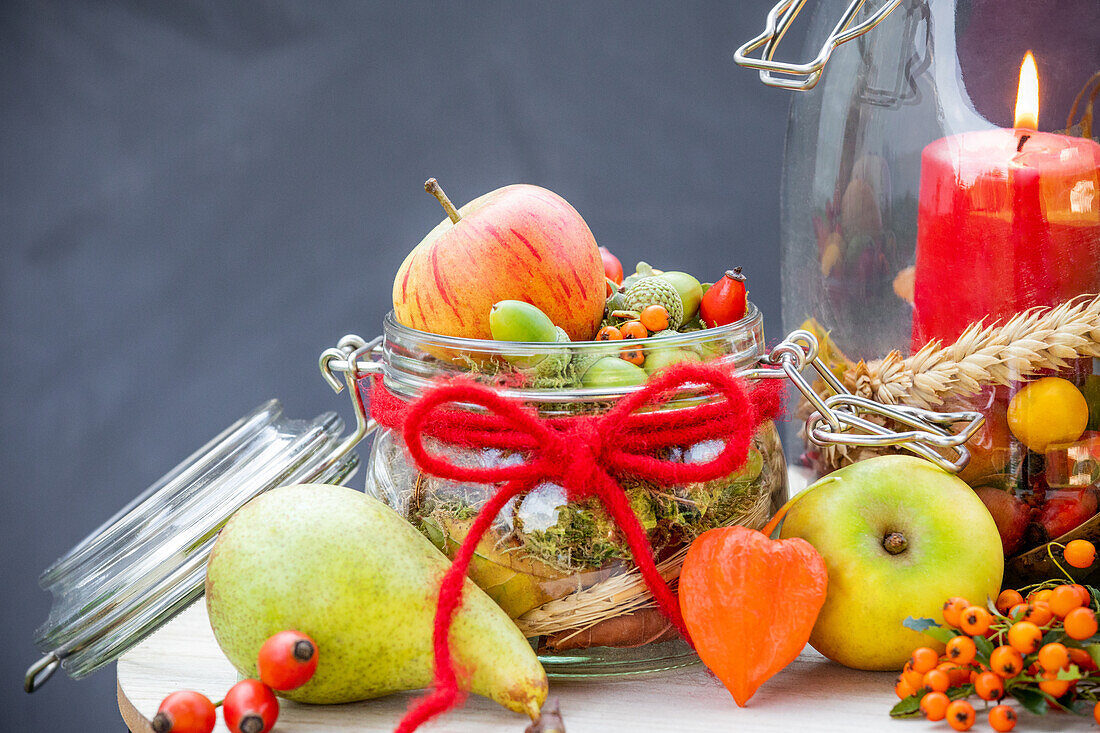 Herbstdeko - Glas mit Herbstfrüchten