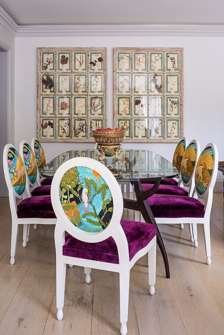 Speisezimmer mit gepolsterten Stühlen in 'Shangri-La' Stoff und getrockneten Blumenbildern