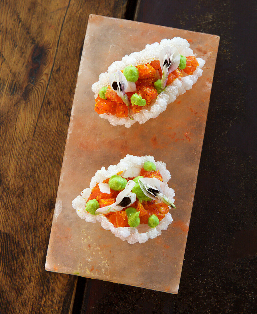 Salmon tartare in crispy bowls