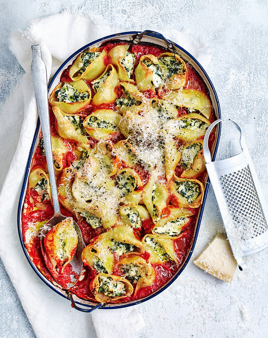 Shell pasta bake with spinach and ricotta