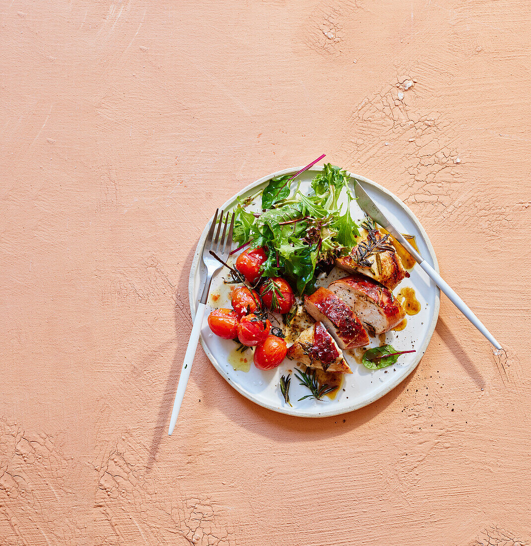 Chicken saltimbocca with rosemary, tomatoes and leaf salad