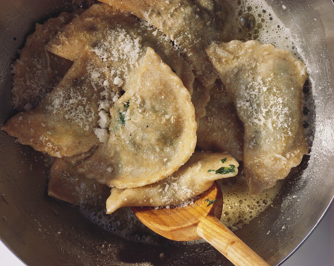 Ravioli tirolesi (Pasta parcels with spinach filling)