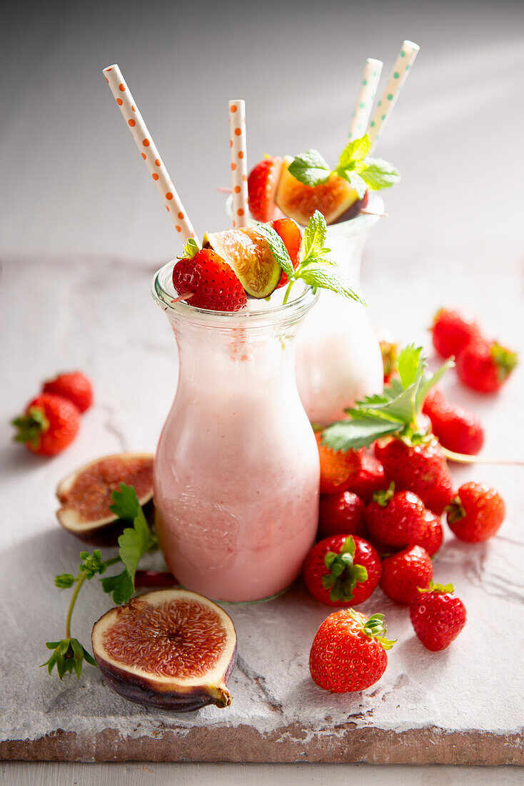 Strawberry smoothie with figs