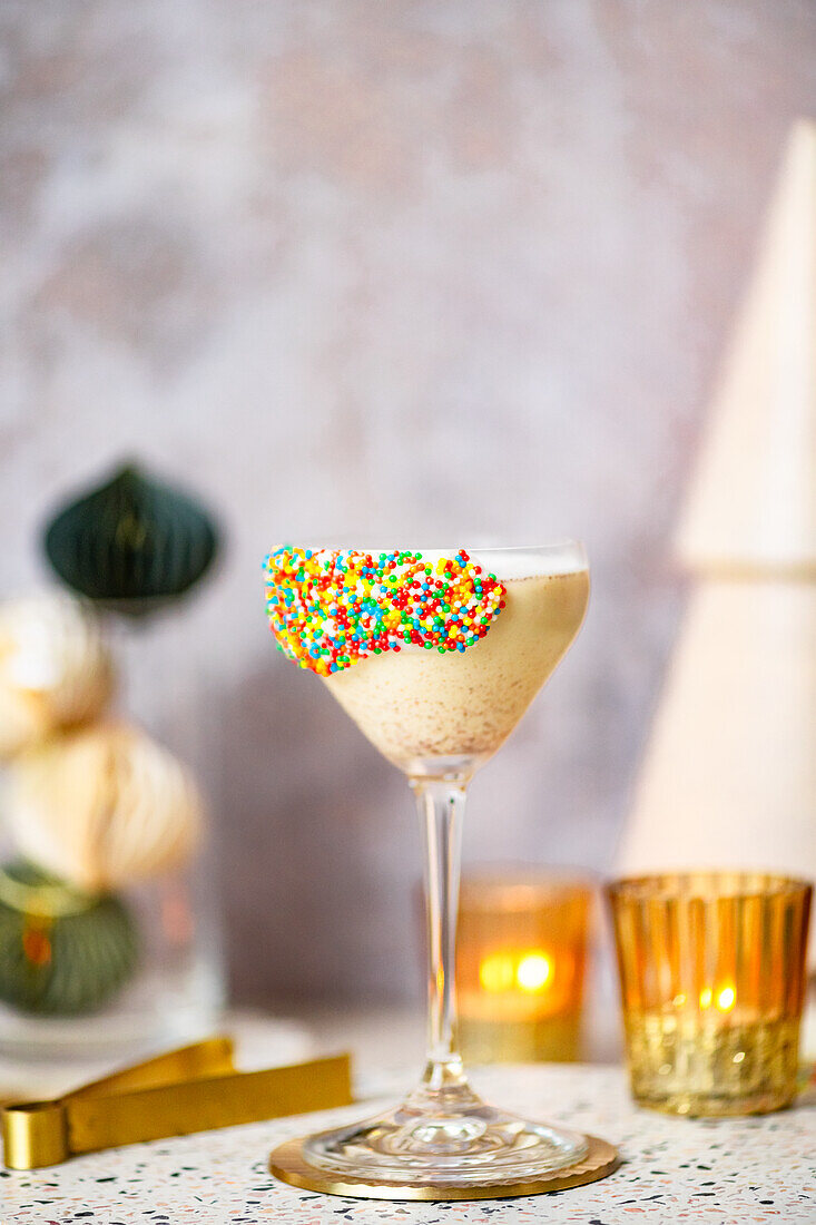 Weihnachtsplätzchen-Martini mit Zuckerstreuseln