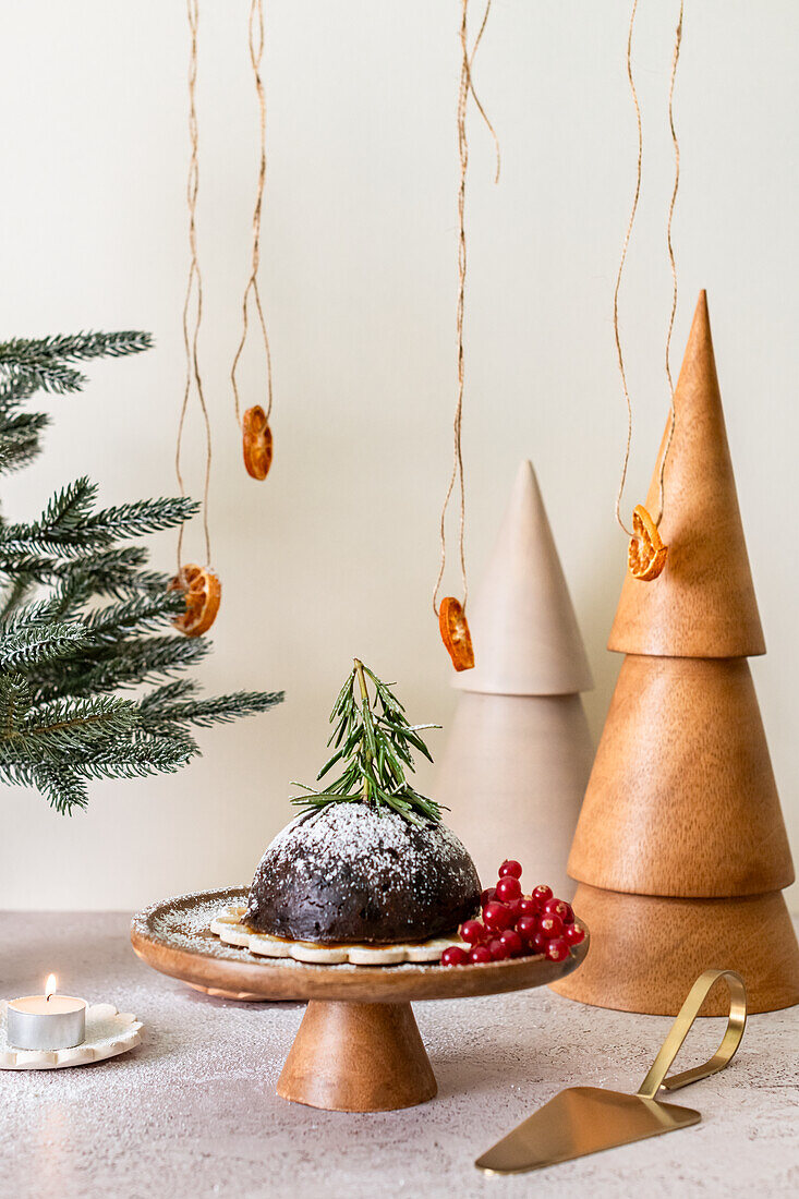 Weihnachtspudding dekoriert mit Rosmarin-Tannenbäumchen