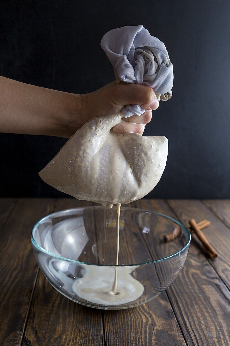 Squeeze cashew milk in a cloth