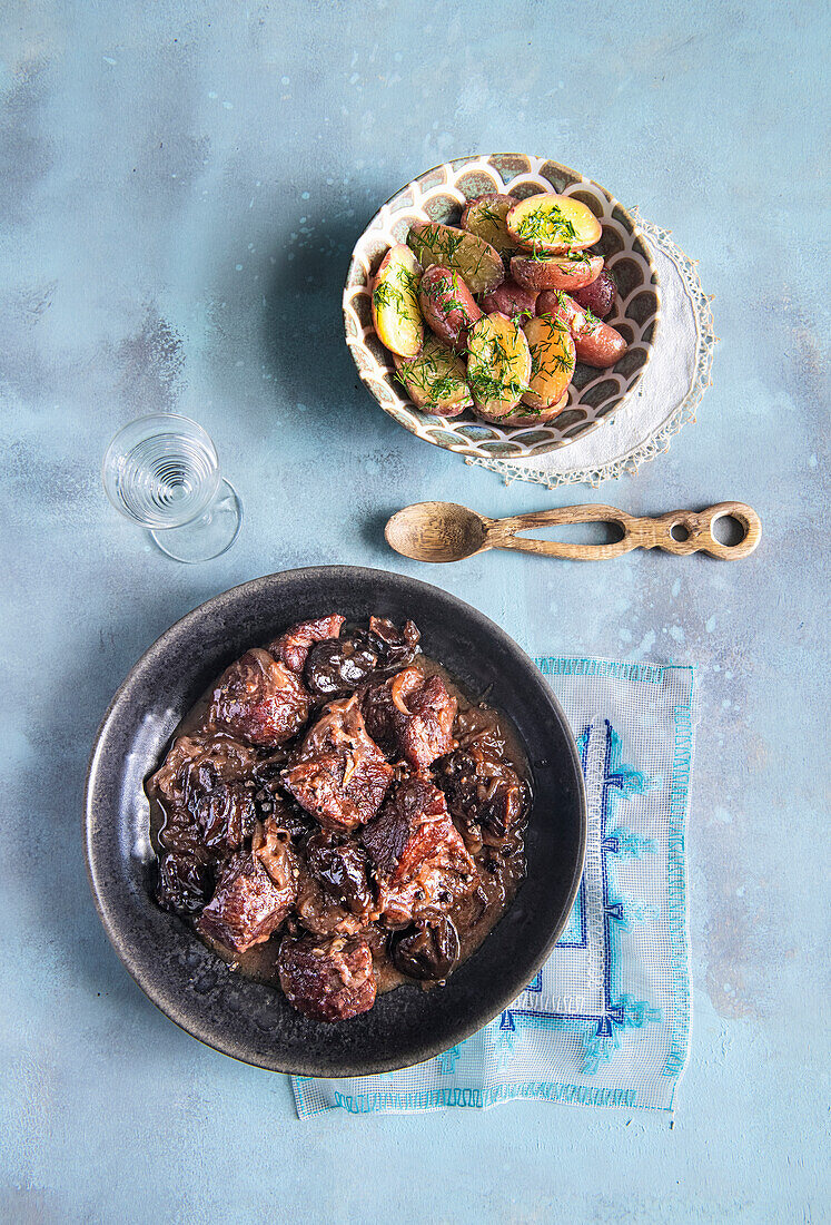 Ukrainischer Schweinefleischtopf mit Trockenpflaumen