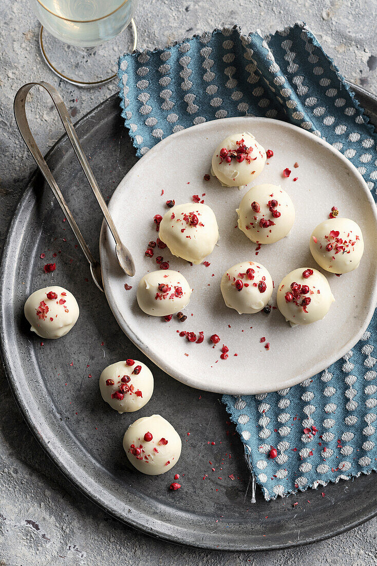 Weiße Schokoladentrüffel mit Himbeeren und rosa Pfeffer